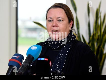 Düsseldorf, Allemagne. 07th avril 2022. Ursula hein-Esser (CDU), ministre de l'Environnement de la Rhénanie-du-Nord-Westphalie, annonce sa démission de son poste ministériel avec effet immédiat. Le politicien a été soumis à des pressions croissantes en raison d'un séjour à Majorque pendant la catastrophe de l'inondation en juillet 2021. Credit: Roberto Pfeil/dpa/Alay Live News Banque D'Images