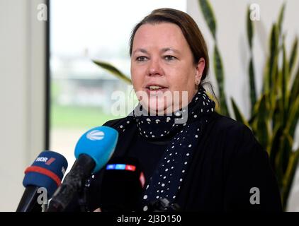 Düsseldorf, Allemagne. 07th avril 2022. Ursula hein-Esser (CDU), ministre de l'Environnement de la Rhénanie-du-Nord-Westphalie, annonce sa démission de son poste ministériel avec effet immédiat. Le politicien a été soumis à des pressions croissantes en raison d'un séjour à Majorque pendant la catastrophe de l'inondation en juillet 2021. Credit: Roberto Pfeil/dpa/Alay Live News Banque D'Images