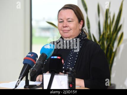 Düsseldorf, Allemagne. 07th avril 2022. Ursula hein-Esser (CDU), ministre de l'Environnement de la Rhénanie-du-Nord-Westphalie, annonce sa démission de son poste ministériel avec effet immédiat. Le politicien a été soumis à des pressions croissantes en raison d'un séjour à Majorque pendant la catastrophe de l'inondation en juillet 2021. Credit: Roberto Pfeil/dpa/Alay Live News Banque D'Images