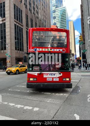 Le bus touristique tourne sur 6th Avenue depuis 46th Street, également connu sous le nom de petit Brésil dans le centre de Manhattan, New york City. Banque D'Images