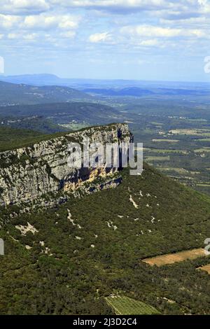 La montagne de l'Hortus en face du pic Saint-Loup. Valflaunes, Occitanie, France Banque D'Images