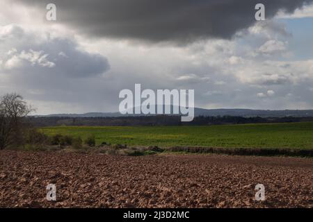 Shropshire, Royaume-Uni 7th avril 2022. Nuages de pluie approchant le Wrekin pendant une journée de pluie, de grêle et de vents forts dans le Shropshire au Royaume-Uni. Credit Richard O'Donoghue/Alamy Live News Banque D'Images