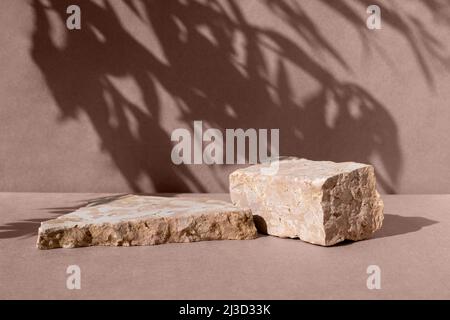 Podium avec herbe sèche pour la promotion des produits et l'exposition de cosmétiques. Socle de beauté beige naturel. Contexte de la présentation du produit. Banque D'Images