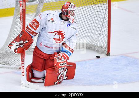 Mlada Boleslav, République tchèque. 07th avril 2022. Utkani semifinale jouer off hokejove extraligy - 3. Zapas: BK Mlada Boleslav - HC Ocelari Trinec, 7. dubna 2022 v Mlade Boleslavi. Druhy gol inkasuje brankar Trince Ondrej Kacetl. Banque D'Images