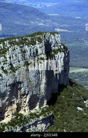 La montagne de l'Hortus en face du pic Saint-Loup. Valflaunes, Occitanie, France Banque D'Images