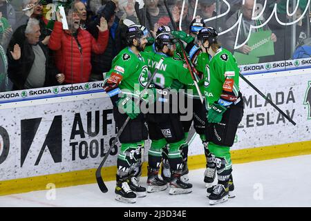 Mlada Boleslav, République tchèque. 07th avril 2022. Utkani semifinale jouer off hokejove extraligy - 3. Zapas: BK Mlada Boleslav - HC Ocelari Trinec, 7. dubna 2022 v Mlade Boleslavi. Radost hracu Mlade Boleslavi z druheho golu. Banque D'Images