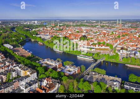 Vue aérienne sur la rivière Trave et la vieille ville et les églises de la ville hanséatique de Lübeck au printemps, Schleswig-Holstein, Allemagne Banque D'Images