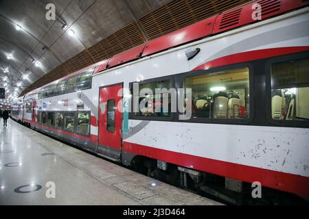 Monte-Carlo, Monaco. 28th mars 2022. Un train à impériale SNCF TER à la gare de Monte-Carlo. Le trajet en train de Nice-ville à la gare de Monte-Carlo dure environ 23 minutes. (Image de crédit : © Dinendra Haria/SOPA Images via ZUMA Press Wire) Banque D'Images