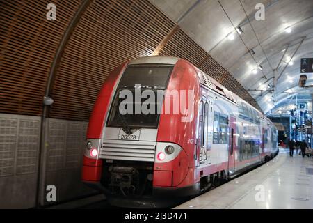 Monte-Carlo, Monaco. 28th mars 2022. Un train à impériale SNCF TER quitte la gare de Monte-Carlo. Le trajet en train de Nice-ville à la gare de Monte-Carlo dure environ 23 minutes. (Image de crédit : © Dinendra Haria/SOPA Images via ZUMA Press Wire) Banque D'Images