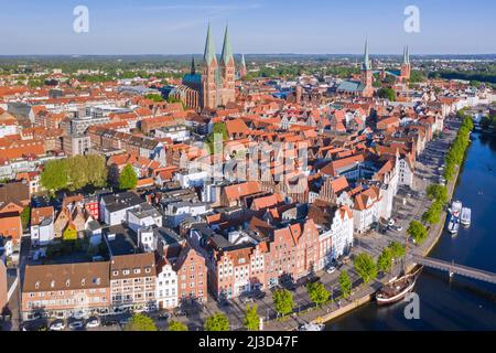 Vue aérienne sur la rivière Trave et la vieille ville et les églises de la ville hanséatique de Lübeck au printemps, Schleswig-Holstein, Allemagne Banque D'Images