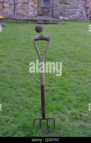 Décoration de jardin Robin en fil métallique sur Une poignée de fourche de jardin en bois - Royaume-Uni Banque D'Images