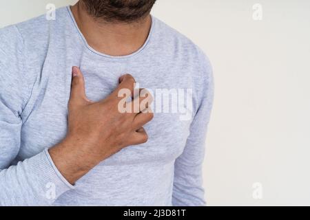 Gros plan de l'homme souffrent de reflux acide, de brûlures d'estomac et de rgo. Banque D'Images