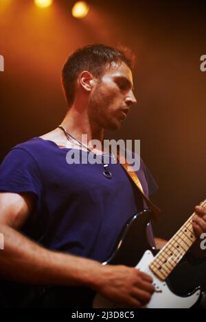 Jouer aux fans adorants. Photo d'un groupe jouant à un festival de musique - ce concert a été créé dans le seul but de cette séance photo, avec Banque D'Images