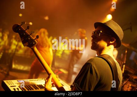 Jouer aux fans adorants. Photo d'un groupe jouant à un festival de musique - ce concert a été créé dans le seul but de cette séance photo, avec Banque D'Images