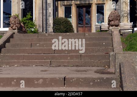 Marches en pierre à l'Insole court, montrant une paire de statues de lion; une endormie et une éveillée Banque D'Images