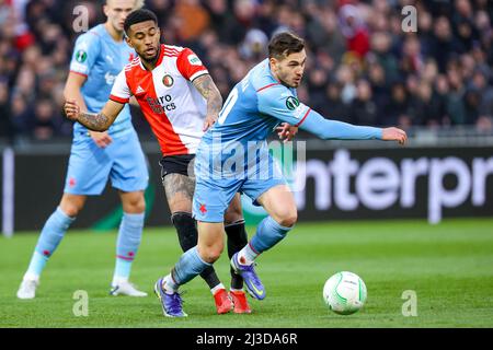 ROTTERDAM, PAYS-BAS - AVRIL 7: Reiss Nelson de Feyenoord, Taras Kacharaba de SK Slavia Prague pendant le quart de finale UEFA Europa League match entre Feyenoord et Slavia Prague au Stadion Feijenoord de Kuip le 7 avril 2022 à Rotterdam, pays-Bas (photo de Herman Dingler/Orange Pictures) Banque D'Images