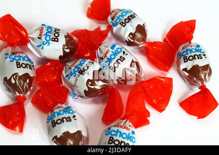 Pescara, Italie, 7th avril 2022: Le fabricant italien de bonbons Ferrero a élargi le retrait d'un produit et les rappels impliquant des œufs Kinder surprise, des mini-œufs, des Schoko-bons et des produits de la marque d'œufs de chocolat en raison de la possibilité d'un lien avec une éclosion de salmonelles. Le chocolat touché avait été fabriqué dans la même usine en Belgique. Les produits de chocolat liés à une éclosion de salmonelles en Europe et au Royaume-Uni ont été étendus au Canada et en Australie. Credit image: Walter Cicchetti/Alamy Live News Banque D'Images