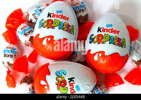 Pescara, Italie, 7th avril 2022: Le fabricant italien de bonbons Ferrero a élargi le retrait d'un produit et les rappels impliquant des œufs Kinder surprise, des mini-œufs, des Schoko-bons et des produits de la marque d'œufs de chocolat en raison de la possibilité d'un lien avec une éclosion de salmonelles. Le chocolat touché avait été fabriqué dans la même usine en Belgique. Les produits de chocolat liés à une éclosion de salmonelles en Europe et au Royaume-Uni ont été étendus au Canada et en Australie. Credit image: Walter Cicchetti/Alamy Live News Banque D'Images