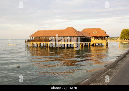 Cabane en bois de baignade publique à l'heure du coucher du soleil sur le lac de Constance, Rorschach, Suisse Banque D'Images