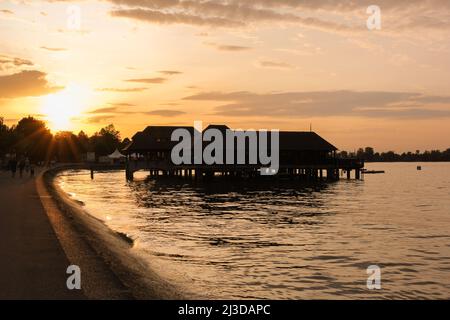 Rétroéclairage de la cabine de baignade aux heures de coucher du soleil sur le lac de Constance, Rorschach, Suisse Banque D'Images