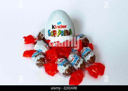 Pescara, Italie, 7th avril 2022: Le fabricant italien de bonbons Ferrero a élargi le retrait d'un produit et les rappels impliquant des œufs Kinder surprise, des mini-œufs, des Schoko-bons et des produits de la marque d'œufs de chocolat en raison de la possibilité d'un lien avec une éclosion de salmonelles. Le chocolat touché avait été fabriqué dans la même usine en Belgique. Les produits de chocolat liés à une éclosion de salmonelles en Europe et au Royaume-Uni ont été étendus au Canada et en Australie. Credit image: Walter Cicchetti/Alamy Live News Banque D'Images