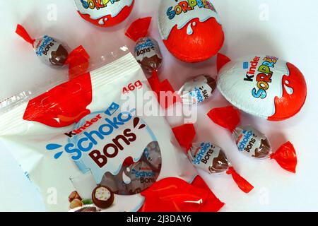 Pescara, Italie, 7th avril 2022: Le fabricant italien de bonbons Ferrero a élargi le retrait d'un produit et les rappels impliquant des œufs Kinder surprise, des mini-œufs, des Schoko-bons et des produits de la marque d'œufs de chocolat en raison de la possibilité d'un lien avec une éclosion de salmonelles. Le chocolat touché avait été fabriqué dans la même usine en Belgique. Les produits de chocolat liés à une éclosion de salmonelles en Europe et au Royaume-Uni ont été étendus au Canada et en Australie. Credit image: Walter Cicchetti/Alamy Live News Banque D'Images