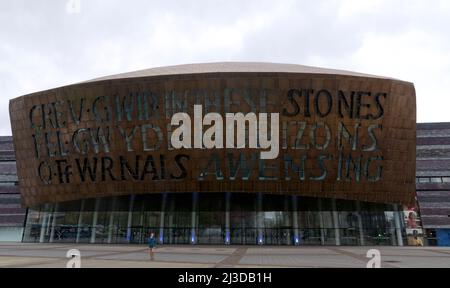 Cardiff Millennium Centre vue de l'entrée principale avec façade sous-titrée dans ces pierres Horizons Sing... Creu gwir fel gwydr o ffwrnais awen... Banque D'Images