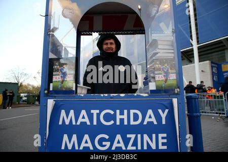 Les programmes de Matchday sont en vente à l'extérieur du sol avant le match de la finale de la Ligue des conférences européennes de l'UEFA au stade King Power, à Leicester. Date de la photo : jeudi 7 avril 2022. Banque D'Images