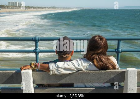Un couple apprécie la vue depuis la jetée de Santa Monica, Los Angeles, Californie, États-Unis Banque D'Images