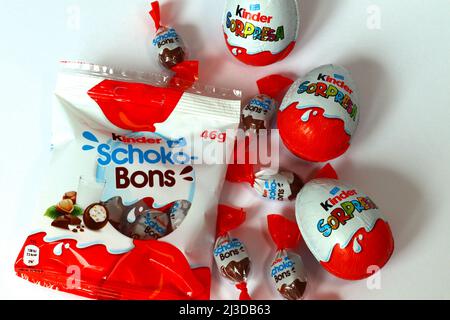 Pescara, Italie, 7th avril 2022: Le fabricant italien de bonbons Ferrero a élargi le retrait d'un produit et les rappels impliquant des œufs Kinder surprise, des mini-œufs, des Schoko-bons et des produits de la marque d'œufs de chocolat en raison de la possibilité d'un lien avec une éclosion de salmonelles. Le chocolat touché avait été fabriqué dans la même usine en Belgique. Les produits de chocolat liés à une éclosion de salmonelles en Europe et au Royaume-Uni ont été étendus au Canada et en Australie. Credit image: Walter Cicchetti/Alamy Live News Banque D'Images