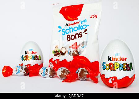 Pescara, Italie, 7th avril 2022: Le fabricant italien de bonbons Ferrero a élargi le retrait d'un produit et les rappels impliquant des œufs Kinder surprise, des mini-œufs, des Schoko-bons et des produits de la marque d'œufs de chocolat en raison de la possibilité d'un lien avec une éclosion de salmonelles. Le chocolat touché avait été fabriqué dans la même usine en Belgique. Les produits de chocolat liés à une éclosion de salmonelles en Europe et au Royaume-Uni ont été étendus au Canada et en Australie. Credit image: Walter Cicchetti/Alamy Live News Banque D'Images