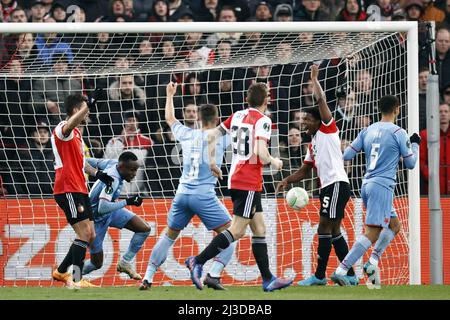 ROTTERDAM - (lr) Marcos Senesi de Feyenoord, Yira SOR de Slavia Prague marque les 1-2, Tomas Holes de Slavia Prague, Jens Toornstra de Feyenoord, Tyrell Malacia de Feyenoord lors du match de la Ligue des conférences entre Feyenoord et Slavia Prague au stade Feyenoord de Kuip, Rotterdam, aux pays-Bas, le 7 avril 2022. ANP MAURICE VAN STEEN Banque D'Images