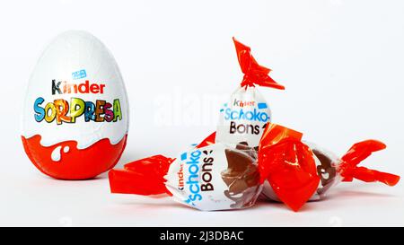 Pescara, Italie, 7th avril 2022: Le fabricant italien de bonbons Ferrero a élargi le retrait d'un produit et les rappels impliquant des œufs Kinder surprise, des mini-œufs, des Schoko-bons et des produits de la marque d'œufs de chocolat en raison de la possibilité d'un lien avec une éclosion de salmonelles. Le chocolat touché avait été fabriqué dans la même usine en Belgique. Les produits de chocolat liés à une éclosion de salmonelles en Europe et au Royaume-Uni ont été étendus au Canada et en Australie. Credit image: Walter Cicchetti/Alamy Live News Banque D'Images