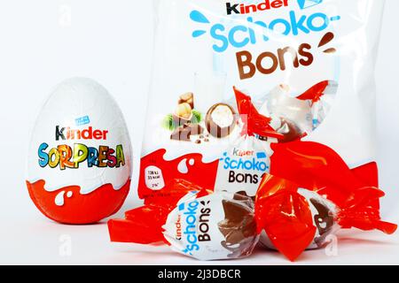 Pescara, Italie, 7th avril 2022: Le fabricant italien de bonbons Ferrero a élargi le retrait d'un produit et les rappels impliquant des œufs Kinder surprise, des mini-œufs, des Schoko-bons et des produits de la marque d'œufs de chocolat en raison de la possibilité d'un lien avec une éclosion de salmonelles. Le chocolat touché avait été fabriqué dans la même usine en Belgique. Les produits de chocolat liés à une éclosion de salmonelles en Europe et au Royaume-Uni ont été étendus au Canada et en Australie. Credit image: Walter Cicchetti/Alamy Live News Banque D'Images