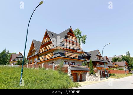 Zakopane, Pologne - 13 juin 2015 : Villa nommée U Sabalow, style contemporain tout en conservant les caractéristiques de l'architecture traditionnelle de t Banque D'Images