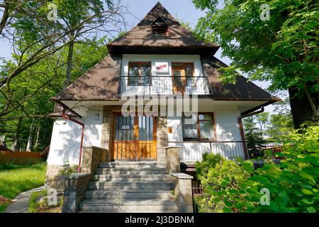 Zakopane, Pologne - 12 juin 2015 : immeuble résidentiel nommé Villa Wieslaw, construit probablement dans la seconde moitié du 20th siècle. Chambres pour les clients ar Banque D'Images