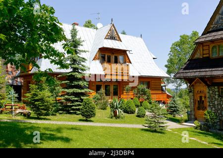 Zakopane, Pologne - 13 juin 2015 : ce cottage a été construit dans le style architectural de la région. Ce bâtiment en bois autour duquel il y a un jardin Banque D'Images