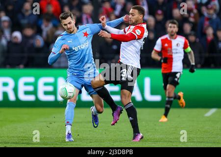 ROTTERDAM, PAYS-BAS - AVRIL 7 : Taras Kacharaba de SK Slavia Prague, Cyriel Dessers de Feyenoord pendant le quart de finale UEFA Europa League match entre Feyenoord et Slavia Prague au Stadion Feijenoord de Kuip le 7 avril 2022 à Rotterdam, pays-Bas (photo de Herman Dingler/Orange Pictures) Banque D'Images