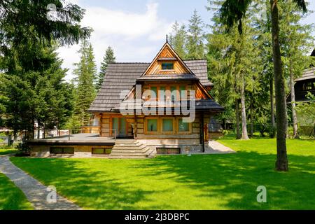 Zakopane, Pologne - 10 juin 2015 : une maison résidentielle construite en bois, probablement dans la première moitié du 20th siècle. Le bâtiment a toutes les caractéristiques Banque D'Images