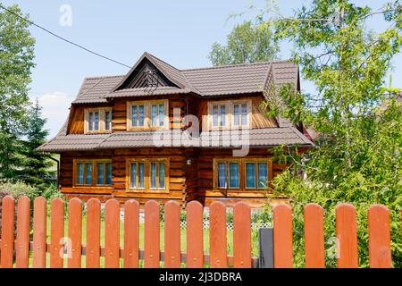 Zakopane, Pologne - 13 juin 2015 : la maison résidentielle en bois a été construite dans le deuxième quart du 20th siècle. Ce bâtiment est vu Banque D'Images