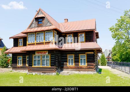 Zakopane, Pologne - 13 juin 2015 : Villa en bois nommée Prymulka, construite probablement dans le premier quart du XXe siècle. Banque D'Images