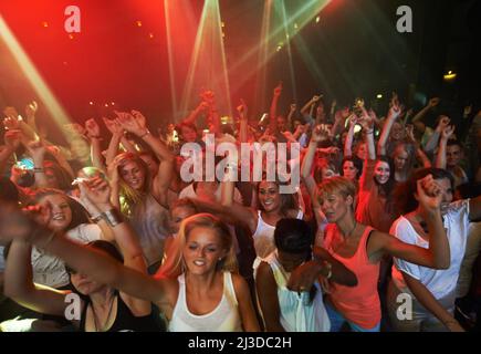 Ces fans se lavont au rock. Ce concert a été créé dans le seul but de cette séance photo, avec 300 fans féminins séduisants qui ont pu assister à un concert Banque D'Images