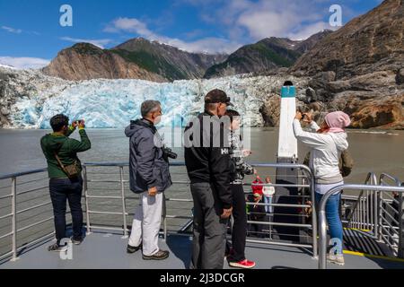 Touristes sur Un bateau touristique au glacier North Sawyer à Tracy Arm Fjord Alaska Banque D'Images