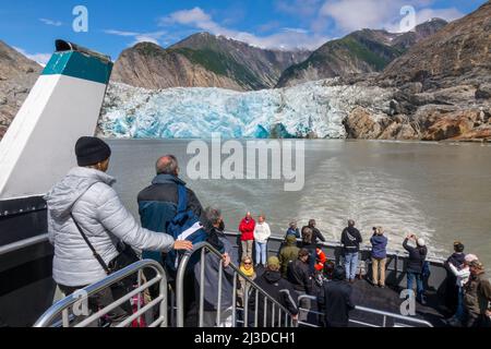 Touristes sur Un bateau touristique au glacier North Sawyer à Tracy Arm Fjord Alaska Banque D'Images