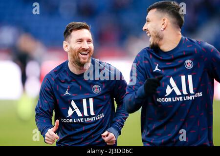 Paris, France - avril 03 : Lionel Messi de Paris Saint Germain (L) et Leandro Paredes de Paris Saint Germain (R) se réchauffent pendant la Ligue 1 Uber EA Banque D'Images