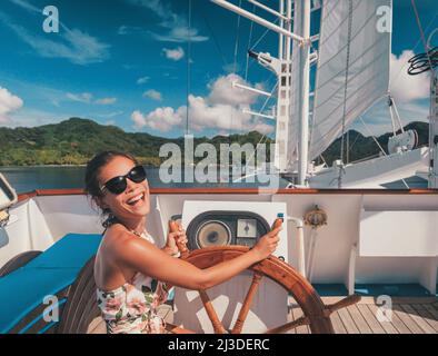 Croisière bateau vacances heureuse touriste femme riant direction navires roue sur le pont pour le plaisir. Tahiti Polynésie française destination voyage