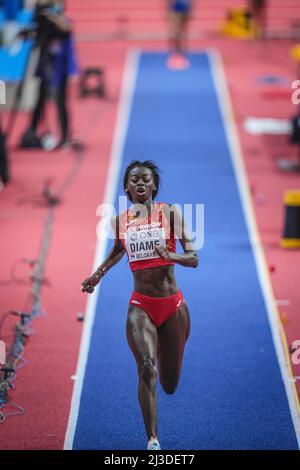 Fatima Diame sautant au championnat du monde en salle de Belgrade 2022 dans le long saut. Banque D'Images