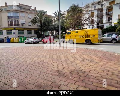 Fourgon blindé jaune Prosegur sur la rue d'Altea, alˈtea, Espagne, Alicante, côte méditerranéenne, Banque D'Images