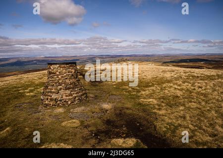 Neuf normes Rigg est le sommet de Hartley Fell dans les collines de Pennine en Angleterre. Il se trouve près de la frontière entre Cumbria et North Yorkshire Banque D'Images