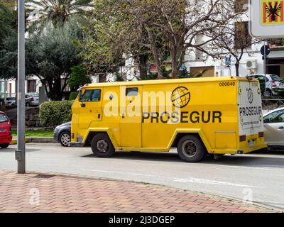 Fourgon blindé jaune Prosegur sur la rue d'Altea, alˈtea, Espagne, Alicante, côte méditerranéenne, Banque D'Images